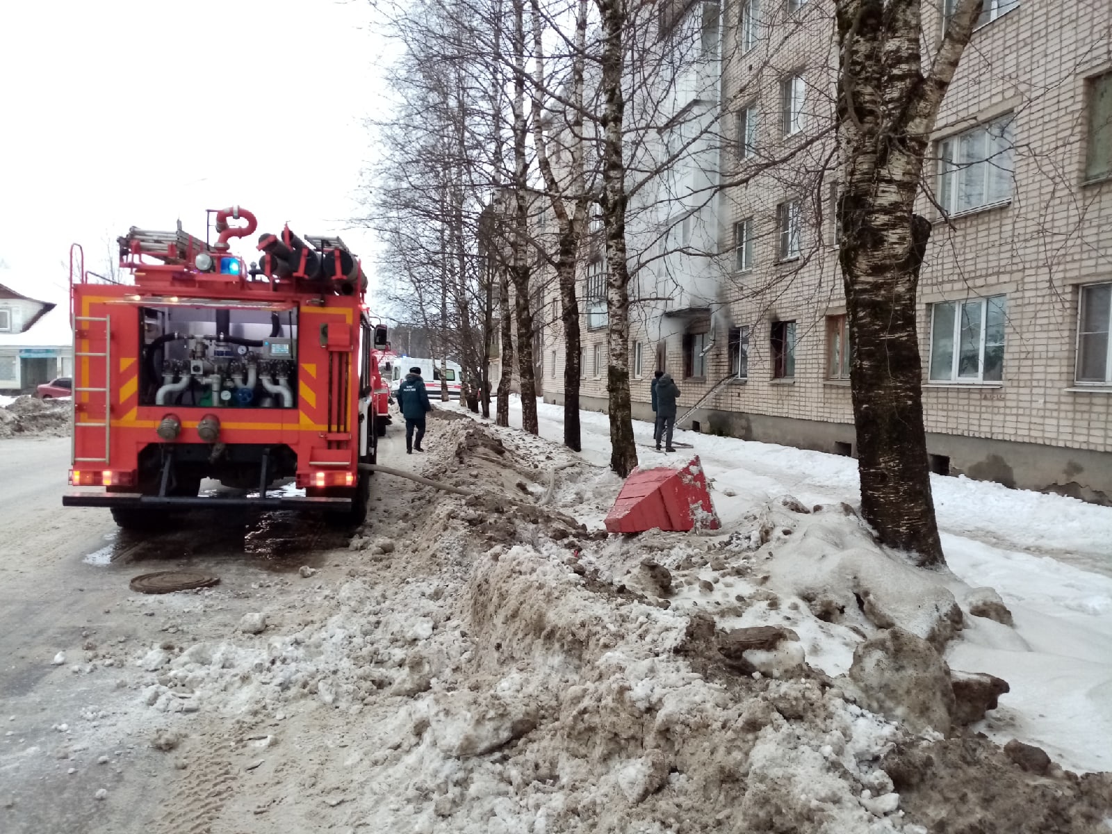 В Великом Устюге загорелся жилой дом: есть пострадавшие